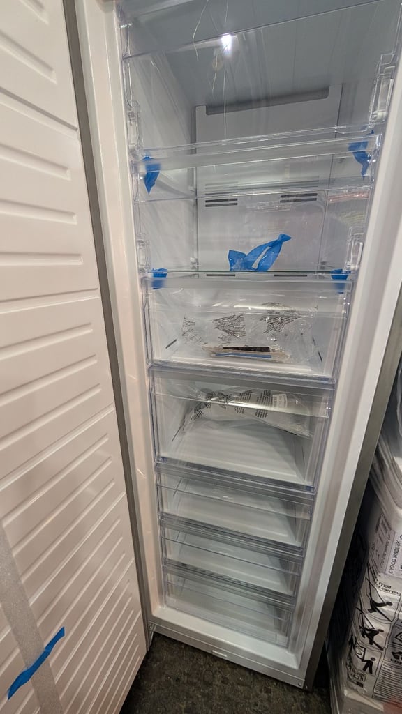SMEG SILVER FROST FREE 186CM FREEZER-HUGE 280L CAPACITY-REVERSIBLE DOOR-WOW-TOP SPEC-EX DISPLAY