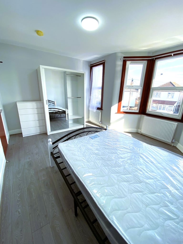 4 BED HOUSE NEWBURY PARK £2500 PCM 2 BATHROOMS