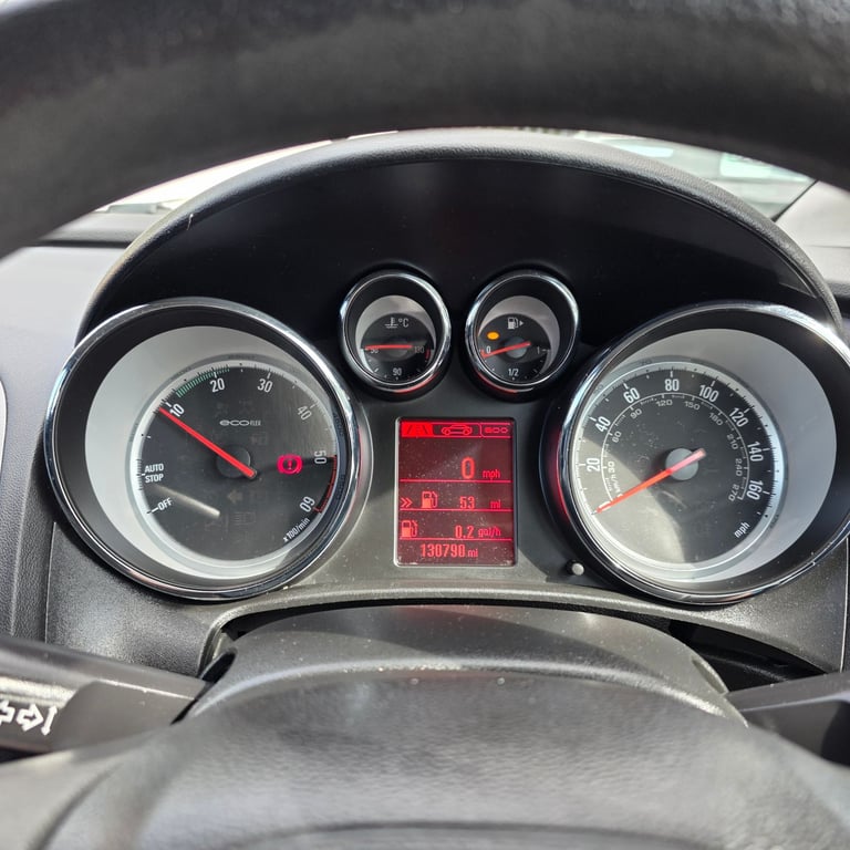 VAUXHALL ASTRA J DESIGN FACELIFT MODEL 1.7 DIESEL 110 BHP YEAR 2014 £20 ROAD TAX PER YEAR HPI CLEAR!