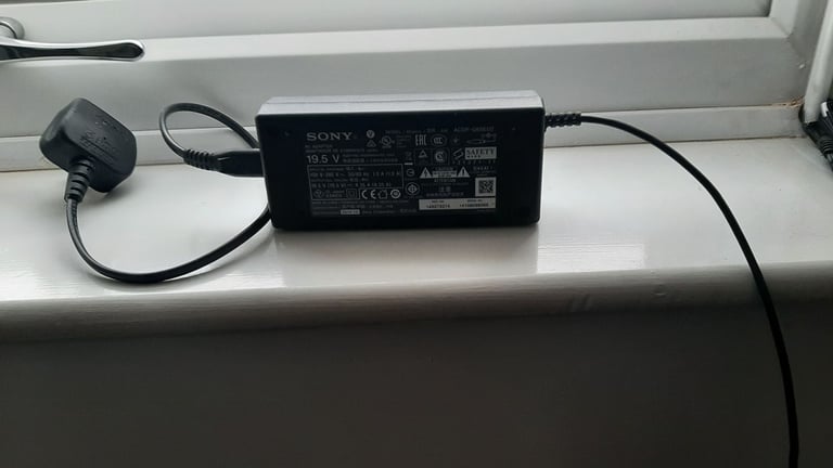 SONY 48" A++ Rated Smart TV + Stand, Original charger and Remote in good condition (Vertical lines)