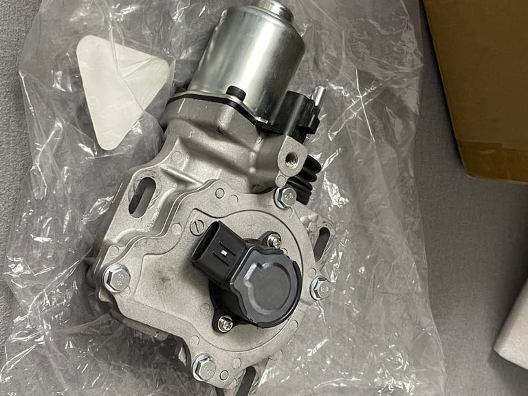 Change clutch actuator slave cylinder Toyota Yaris aygo
