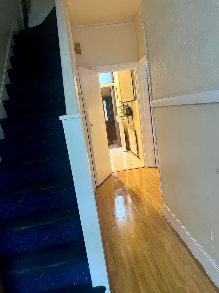 Big double room for rent near station 