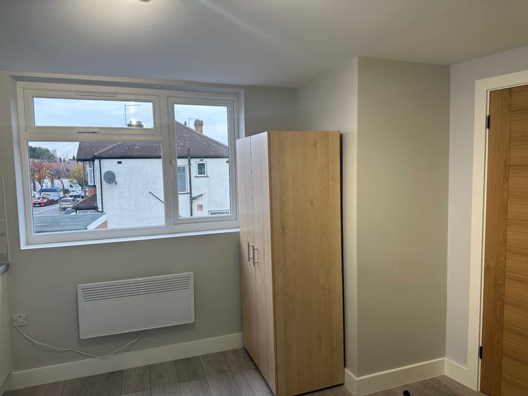 A one bedroom Studio is available to rent in Greenford UB6