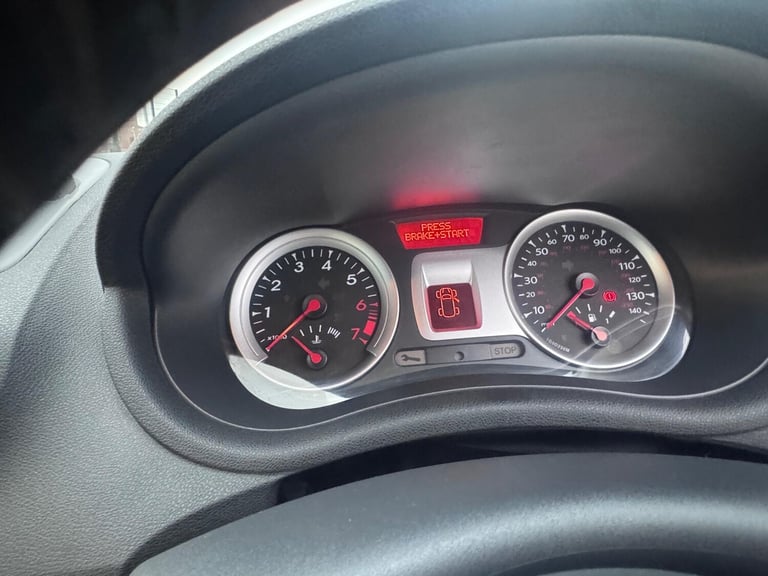 2011 Renault Clio 1.6 VVT Initiale TomTom Auto Euro 5 5dr HATCHBACK Petrol Automatic