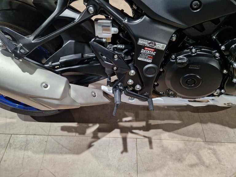 SUZUKI GSXS 750 IN WHITE