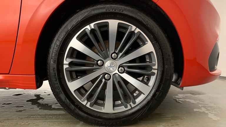 2016 Peugeot 208 1.2 PureTech XS White Hatchback 5dr Petrol Manual Euro 6 (82 ps) Hatchback Petro...