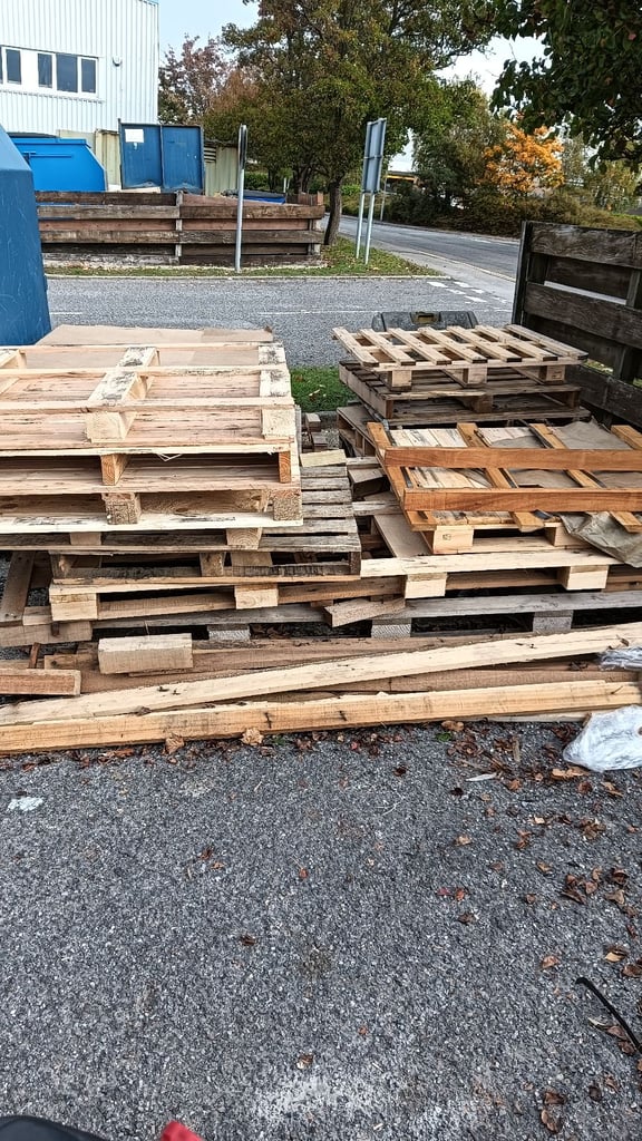 Free pallets and wood