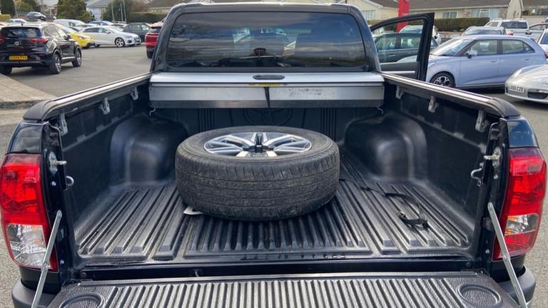2019 Toyota Hilux 2.4 D-4D Invincible Pickup Double Cab 4dr Diesel Manual 4WD Euro 6 (s/s) (T Pic...