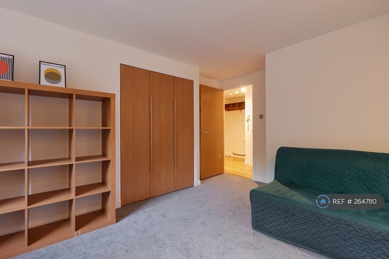 2 bedroom flat in Tytler Court, Edinburgh, EH8 (2 bed) (#2647110)