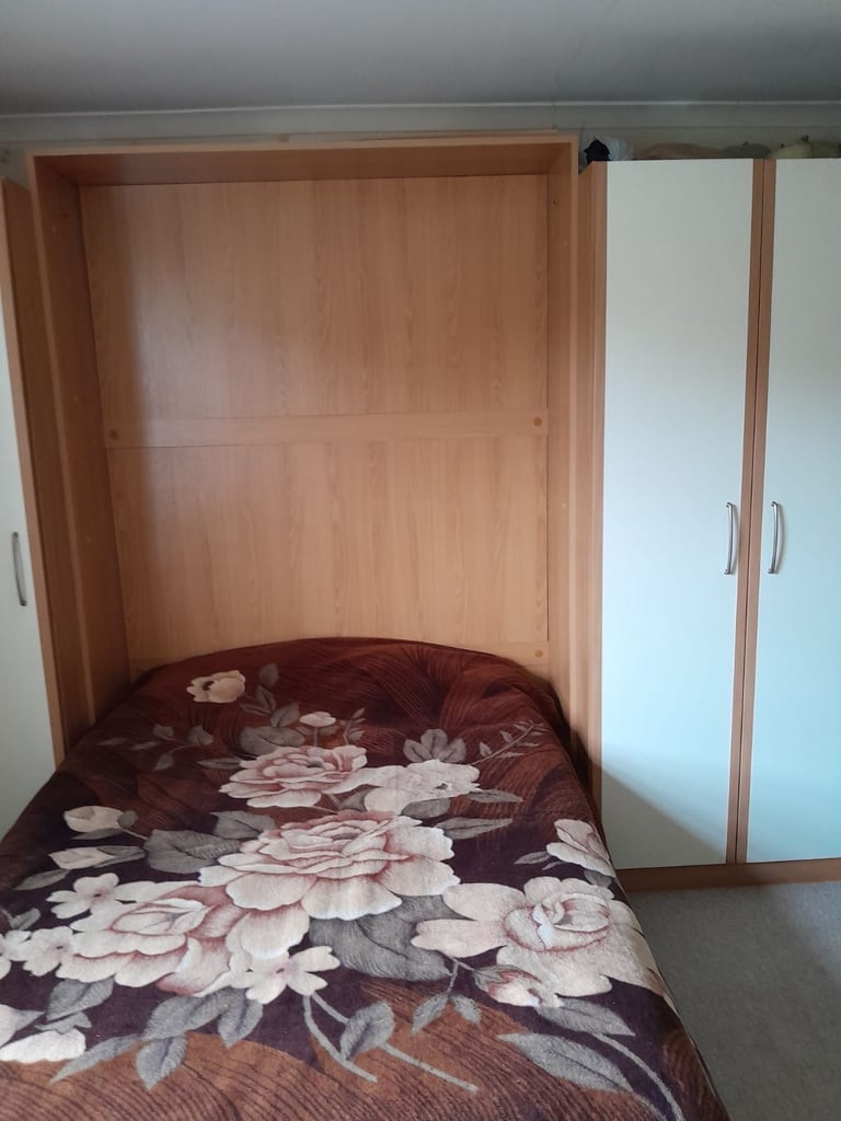 Large Studio Flat-Brook Green/Hammersmith W6; Available 3 Nov, £1200 pcm-10 min walk to 5 tube lines