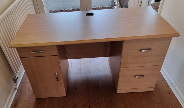 image for 1.4m Staples Desk Excellent build quality, great condition