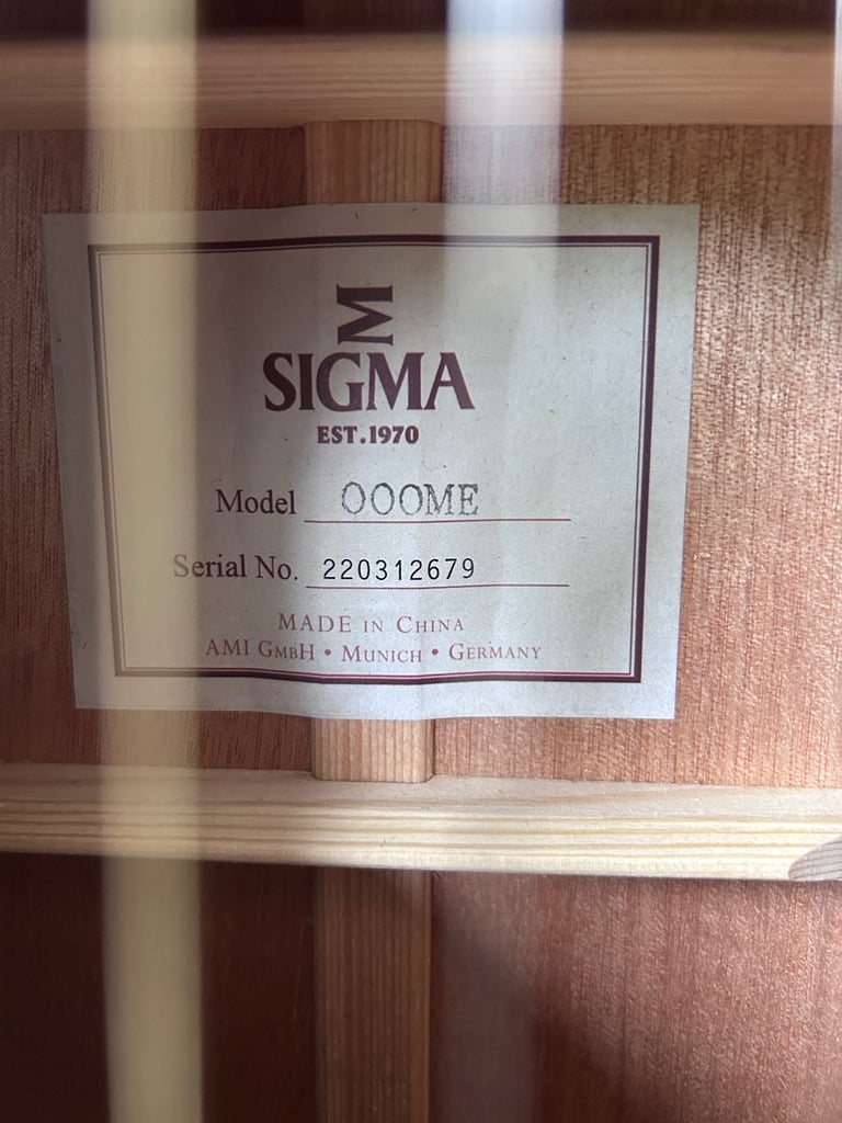Sigma 000ME Acoustic Guitar with gig bag 