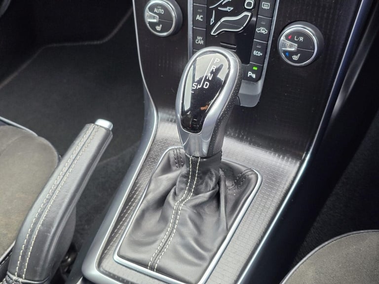 2017 Volvo V40 1.5 T3 R-Design Nav Plus Hatchback 5dr Petrol Auto Euro 6 (s/s) (152 ps) Hatchback...