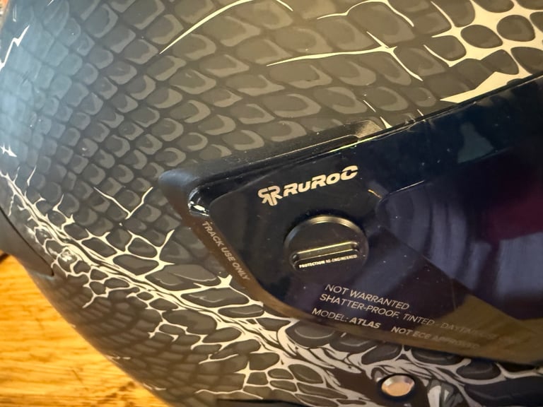 Ruroc ATLAS 4.0 CARBON Jormungandr Helmet – ECE 22.06 Certified + Shockwave Ready – Hardly Worn