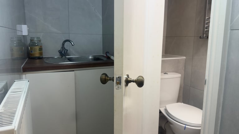 Shop with E-Class Use – Prime Cromwell Road Location