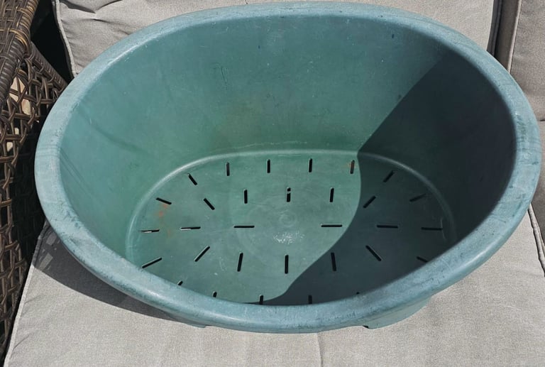 Dog box bed plastic cat bed  Green chingford E4