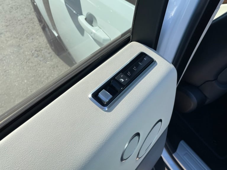 2019 Land Rover Range Rover 3.0 SD V6 Vogue black pack SUV 5dr Diesel Auto 4WD 275 bhp ESTATE Die...