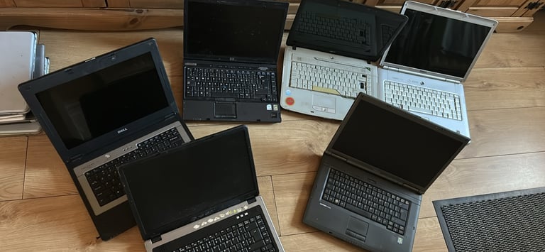 image for 6  laptops - faulty - spares or spares - screens are fine 