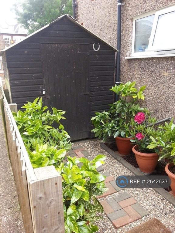2 bedroom flat in Whitton Road, Twickenham, TW1 (2 bed) (#2642623)
