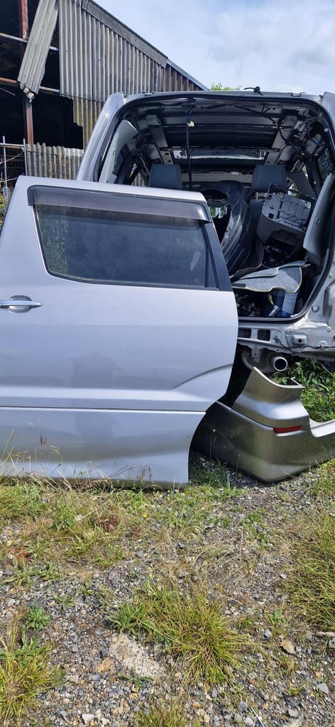 **BREAKING** FRONT SCREEN EXSAUST TOYOTA ALPHARD ALSO BODYSHOP 