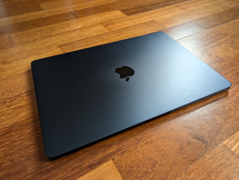 MacBook Air 15-inch M2 16GB RAM 512GB SSD
