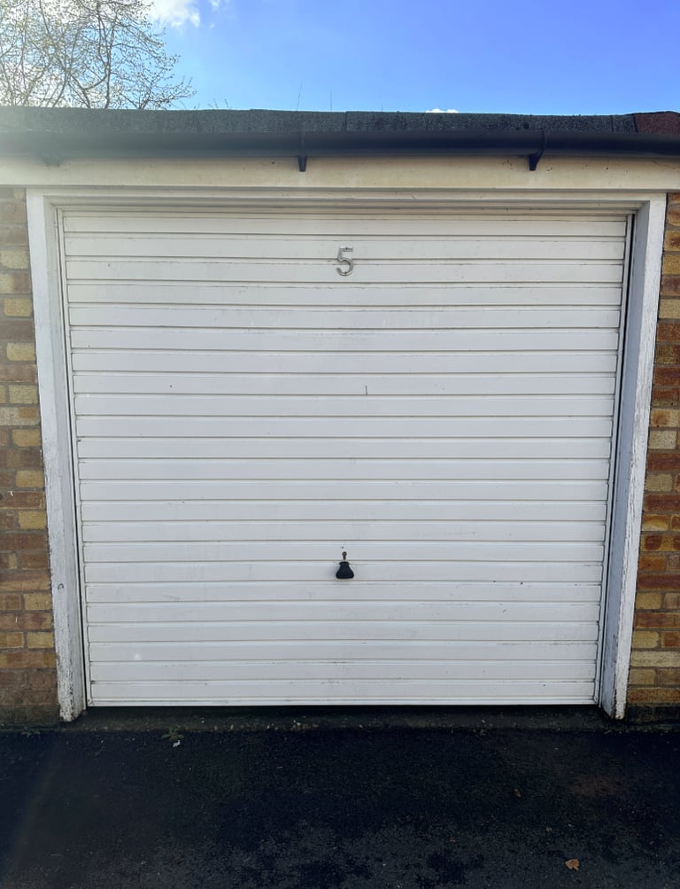 Single Garage to let in Kenilworth, Warwickshire