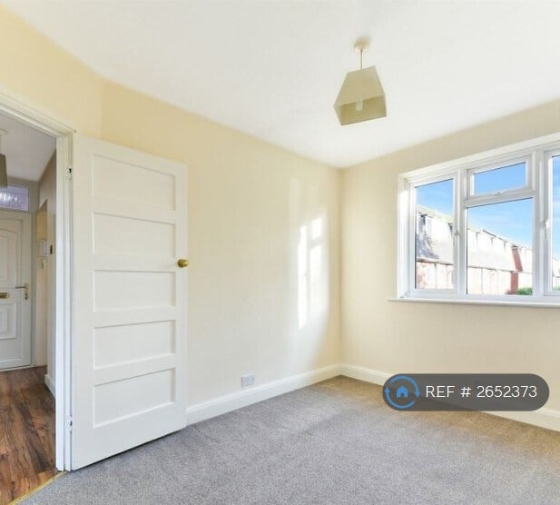 2 bedroom flat in Central Gardens, Morden, SM4 (2 bed) (#2652373)