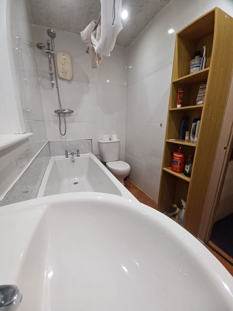 Large double room available 