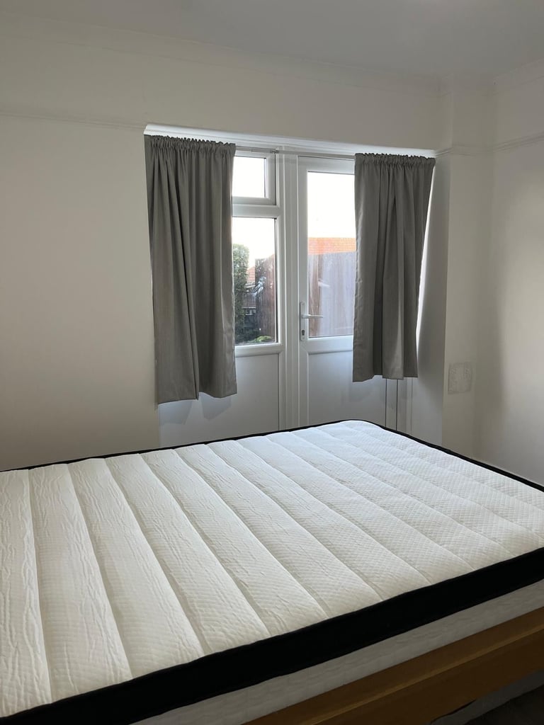 Large double room with garden access - All Bills included