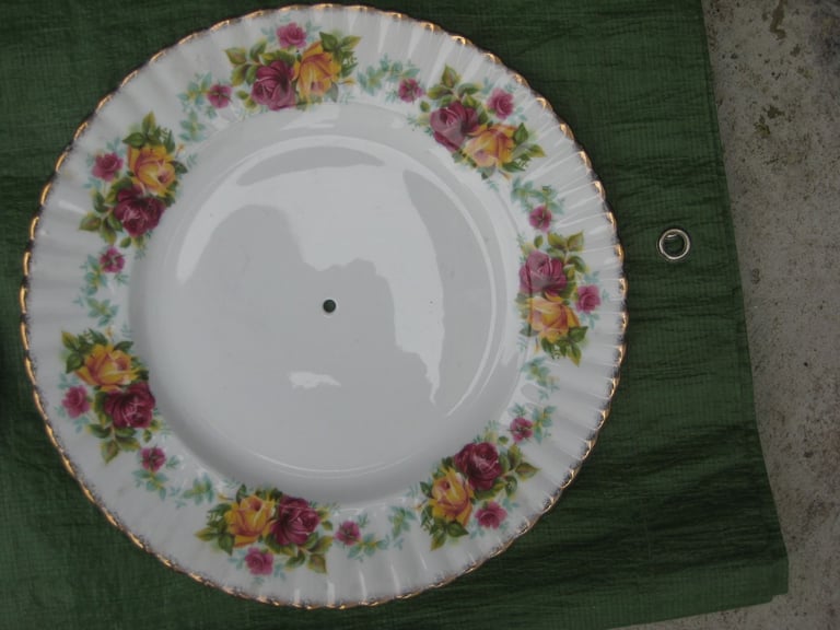 2 Large Cake and 4 Smaller Fine Bone China Plates of Similar Rose Pattern for Only £5.00