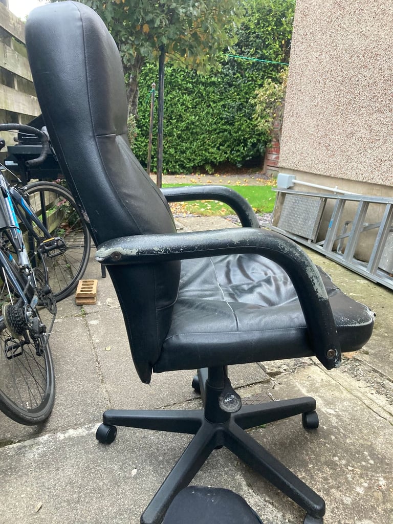 Swivel office chair