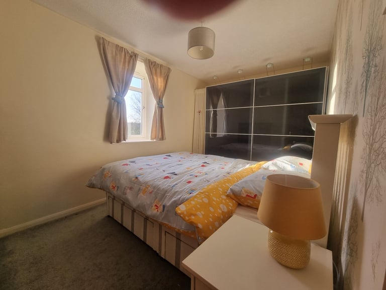 Spacious, West End 2 bedroom Flat on Beautiful Tree Line Street.