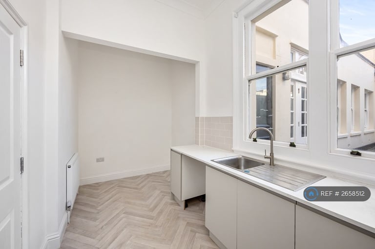 2 bedroom flat in West Street, Brighton, BN1 (2 bed) (#2658512)