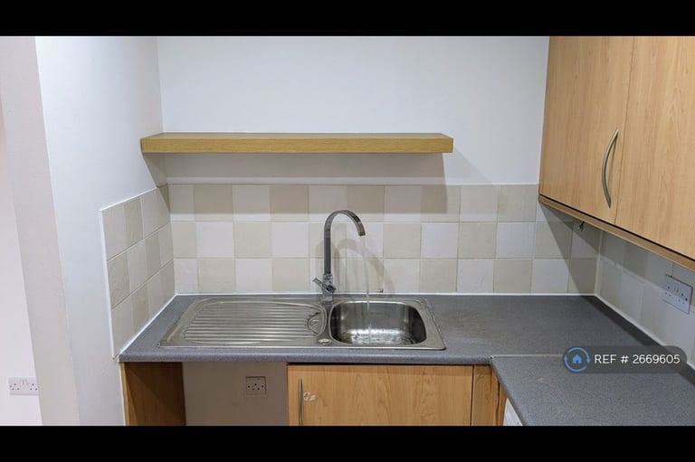 2 bedroom flat in Berberis House, Feltham, TW13 (2 bed) (#2669605)