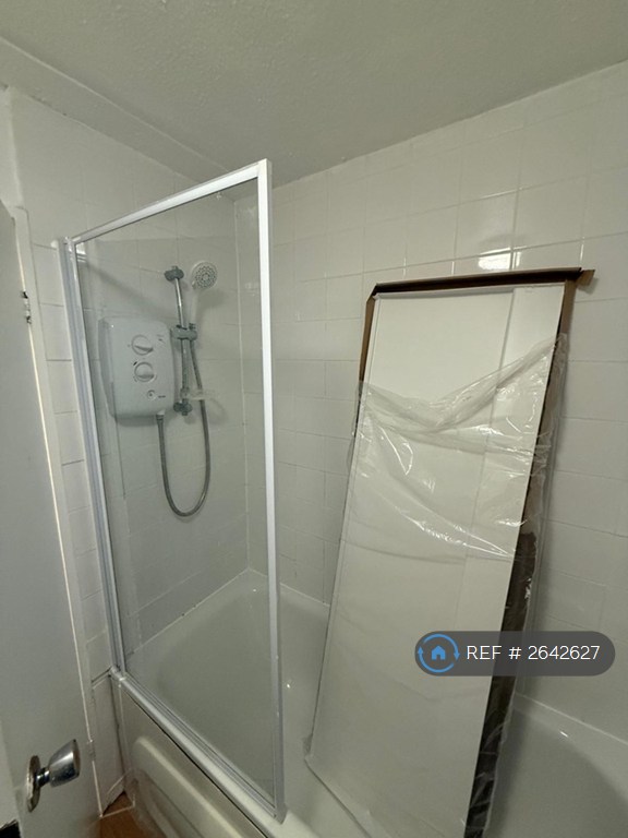 1 bedroom flat in Hornbeam Road, Buckhurst Hill, IG9 (1 bed) (#2642627)