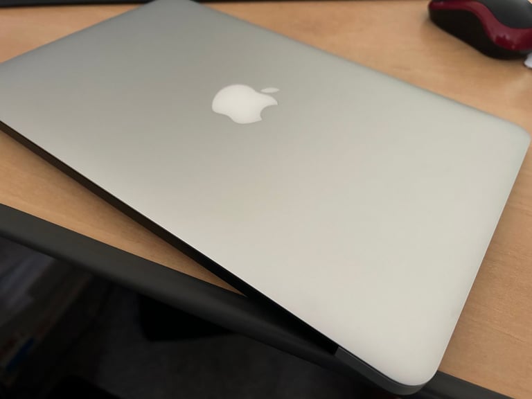 Apple MacBook Air 11.6 ” 1.6GHz 4GB/128GB Intel Core i5 - Immaculate