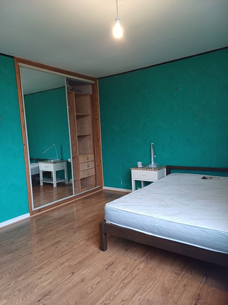Poplar, big double room to rent