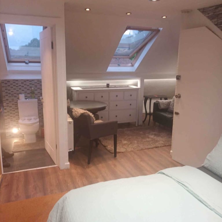 1 bedroom flat in Hathaway Gardens, West Ealing
