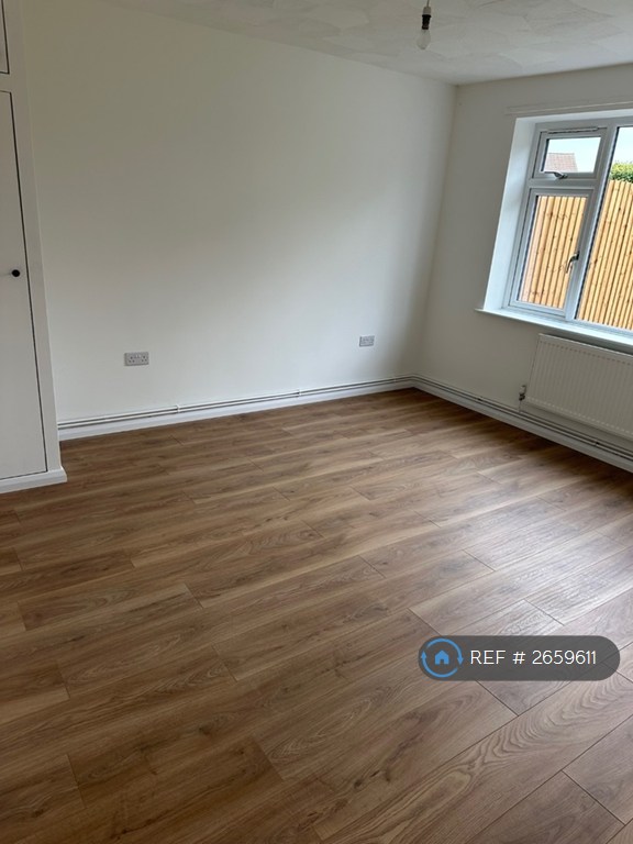 2 bedroom flat in Edinburgh Cresent, Bourne, PE10 (2 bed) (#2659611)
