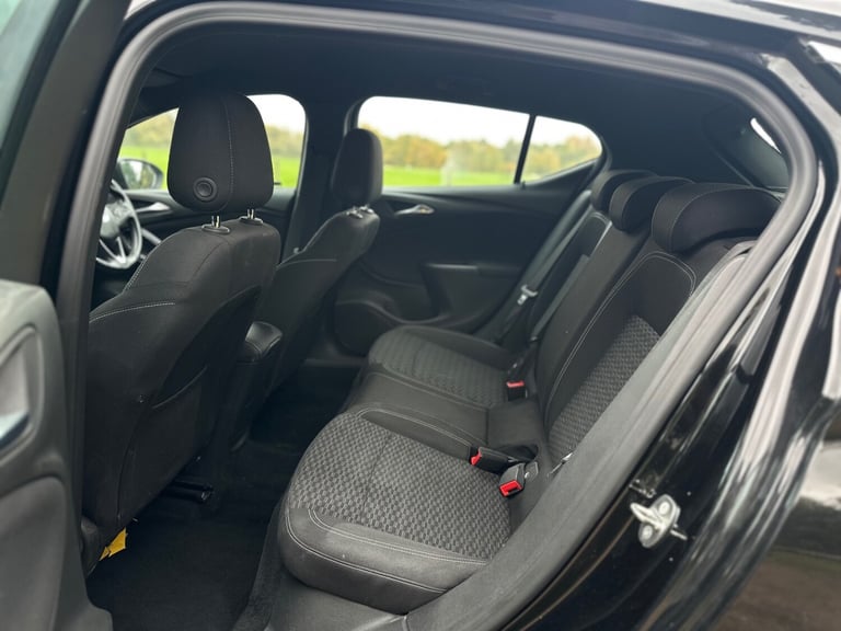 2017 Vauxhall Astra 1.4T 16V 150 SRi Nav 5dr Auto HATCHBACK Petrol Automatic