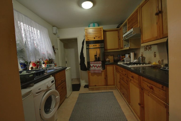MODERN ONE BEDROOM, CLARE ROAD, CLOSE TO TUBE