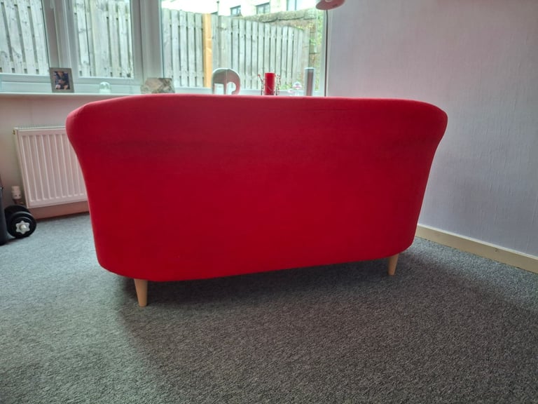 Sofa : Small 2 Seater Tub (as new)