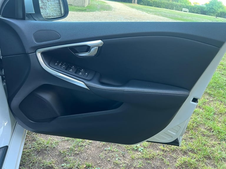 2018 Volvo V40 2.0 T2 R-Design Euro 6 (s/s) 5dr HATCHBACK Petrol Manual