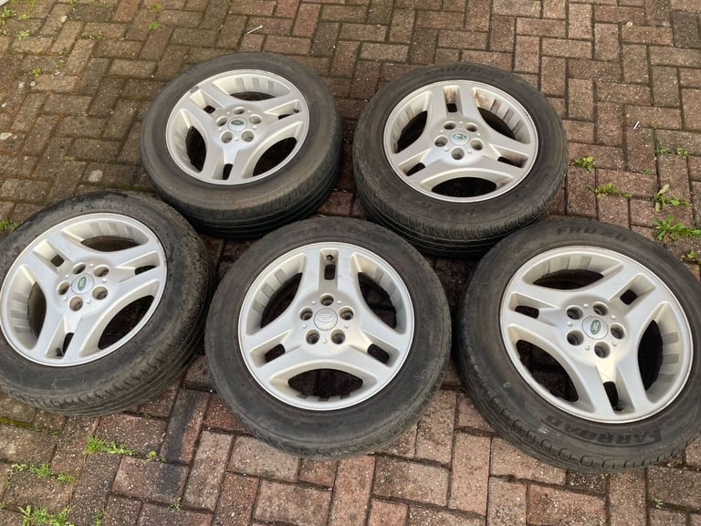image for For sale Land Rover freelander 5 pieces of alloy wheels very good tyres