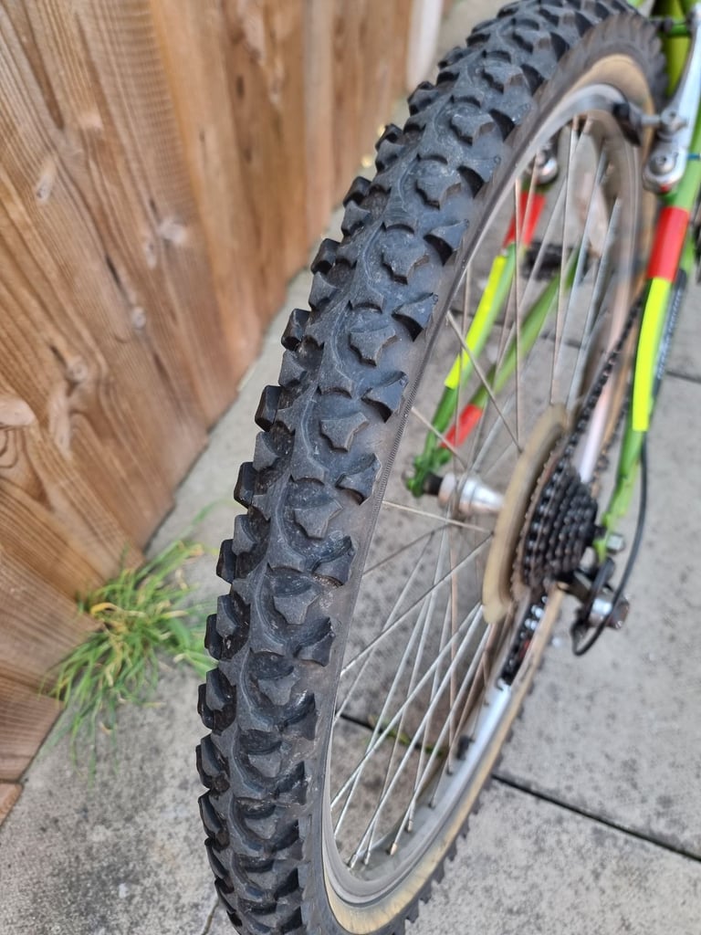 APOLLO GURU BIKE, GREAT CONDITION LOOKS AS NEW FULL SUSPENSION 26" WHEELS