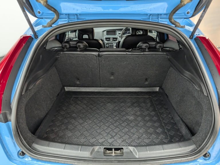 2015 Volvo V40 2.0 D2 R-Design Lux Nav Hatchback 5dr Diesel Manual Euro 6 (s/s) (120 ps) - HATCHB...