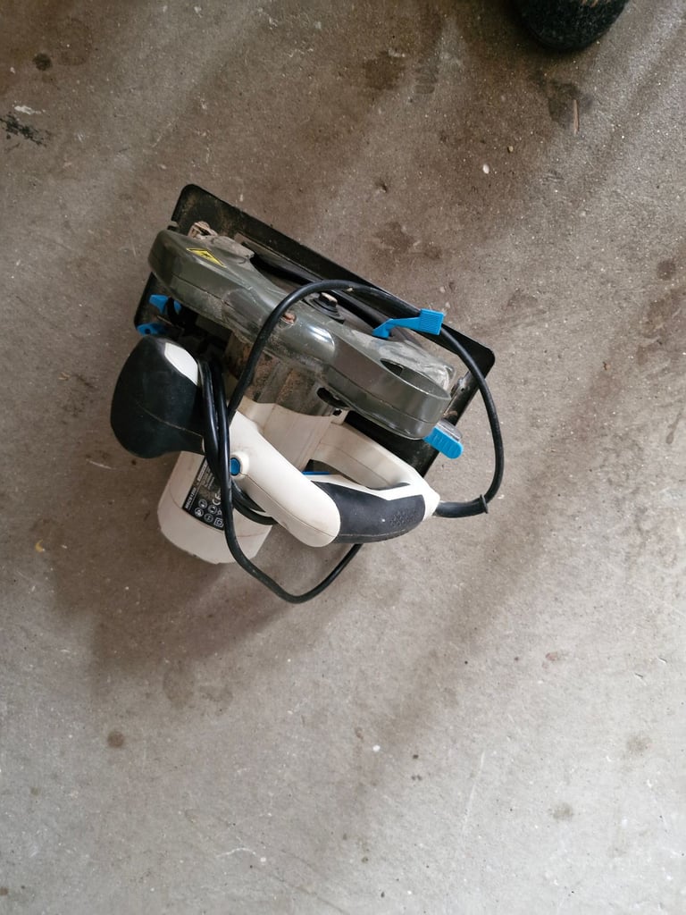 Circular saw with laser guide 