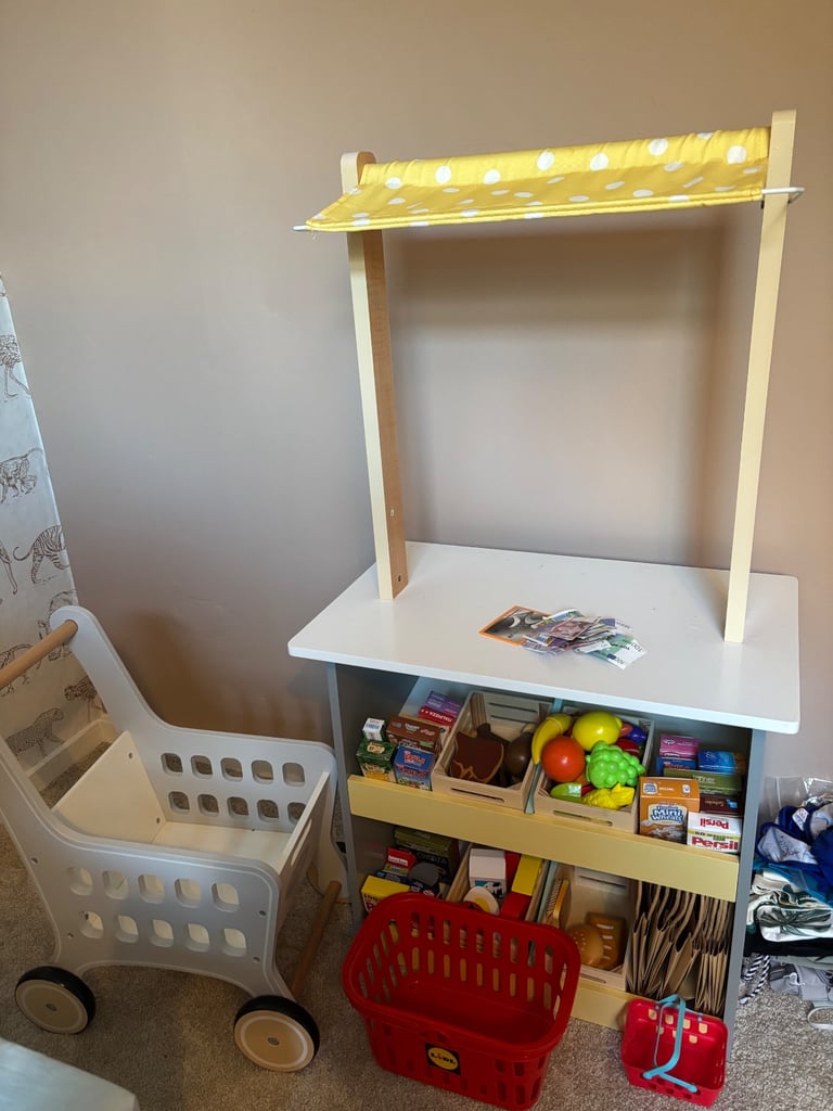 Toy shop and trolley with accessories 