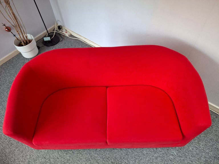 Sofa : Small 2 Seater Tub (as new)