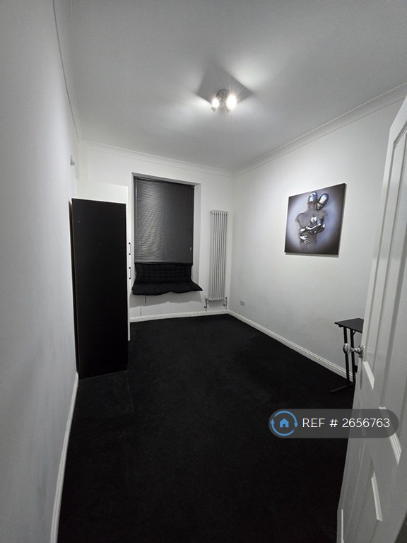 2 bedroom flat in Menzies Road, Aberdeen, AB11 (2 bed) (#2656763)